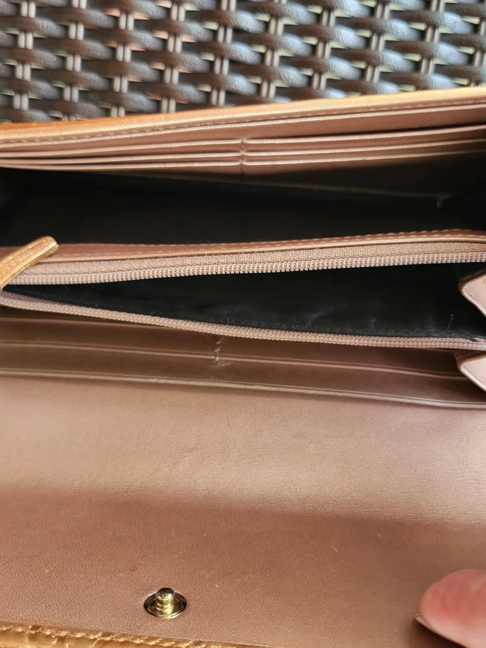 Gucci Metallic Gold GG Logo Women's Wallet - Picture 6 of 13